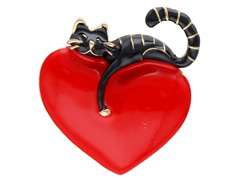 Broszka czarny kot na czerwonym sercu