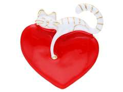Broszka biały kot na czerwonym sercu