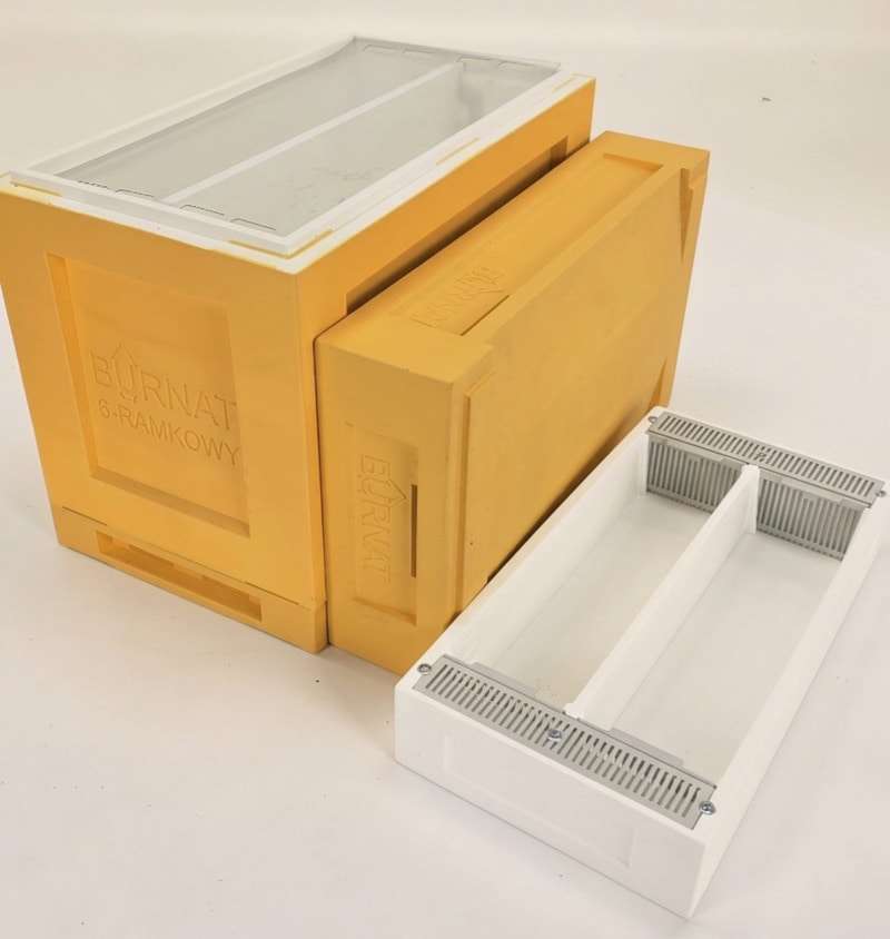 Ul 6 ramkowy Dadant firmy Burnat z wyciągniętą podkarmiaczką